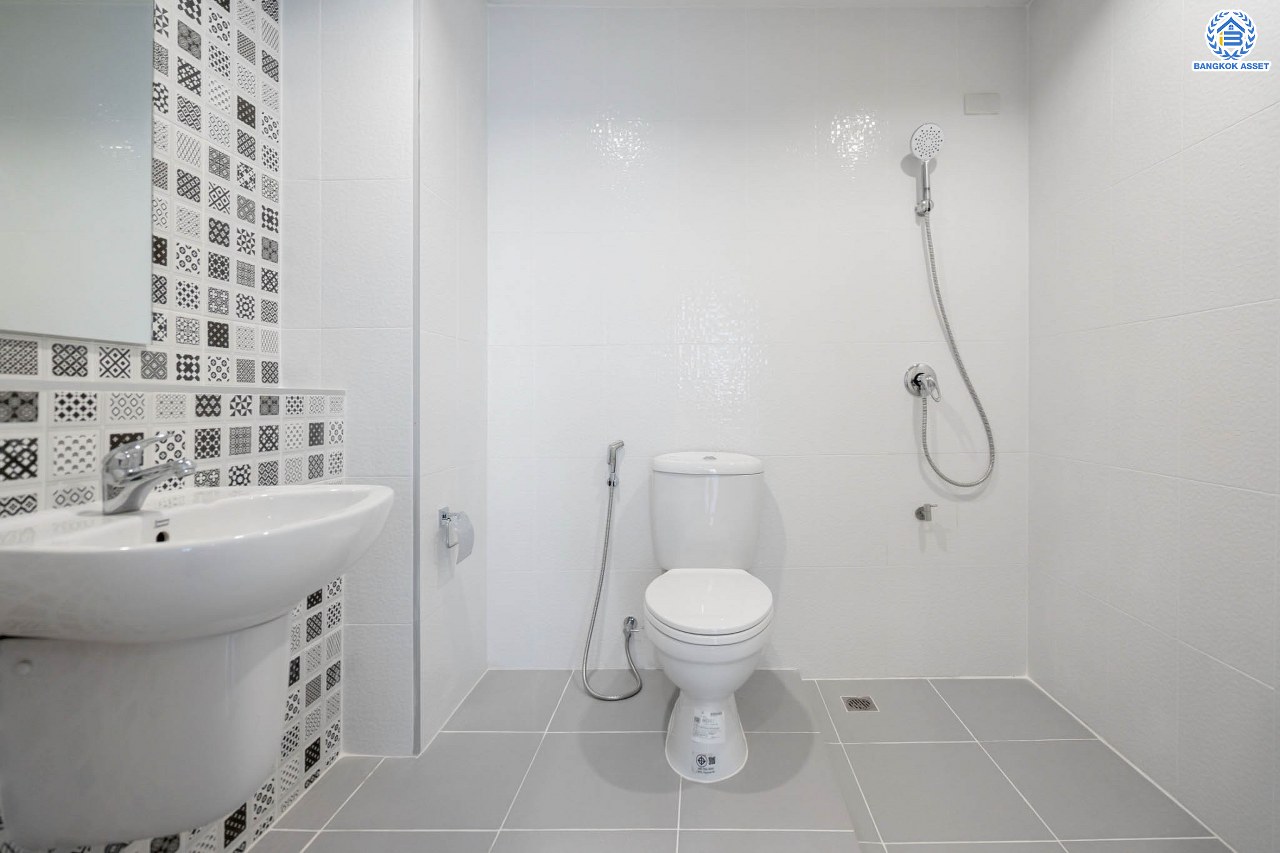 บ้านมือสองตกแต่งใหม่ ม.ไชน่าทาวน์ รามอินทรา เนื้อที่ 21 ตร.ว. ฟังก์ชัน 3 ห้องนอน 3 ห้องน้ำ จอดรถได้ 1 คัน สภาพแวดล้อมเยี่ยม เชื่อมต่อ ถ.ลาดปลาเค้า, ถ.เกษตร-นวมินทร์, ถ.รามอินทรา รถไฟฟ้าสายสีเขียว "สถานีเสนานิคม" และทางด่วน "ฉลองรัช"